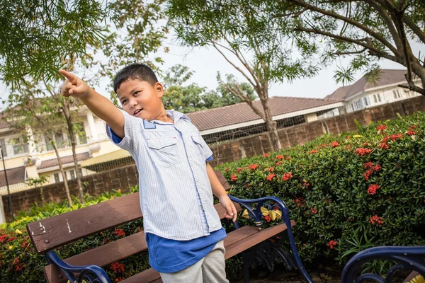 アジアの少年たちは庭で座る — ストック写真