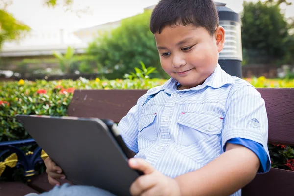 Asiático chico jugando tableta divertido — Foto de Stock