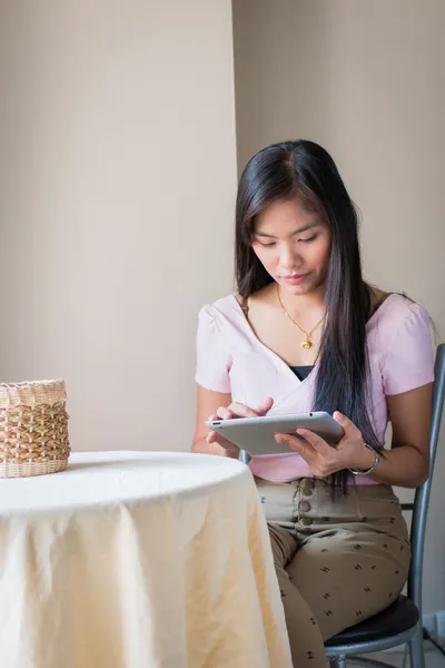 Mujeres hermosas asiáticas jugando Tabletas — Foto de Stock