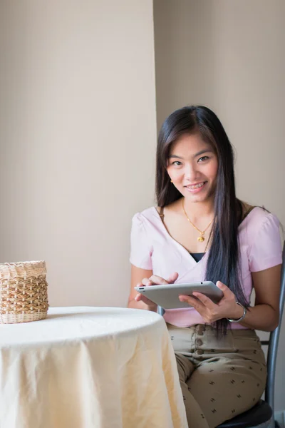 Mujeres hermosas asiáticas jugando Tabletas — Foto de Stock