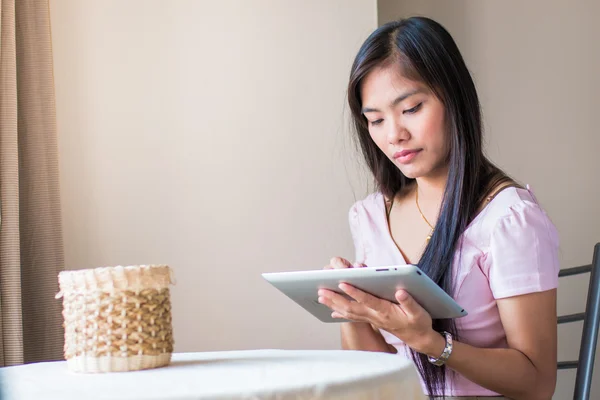 Asiatische schöne Frauen spielen Tabletten — Stockfoto