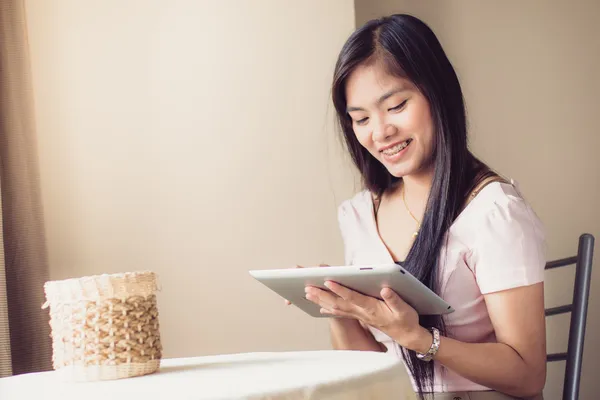 Aziatische mooie vrouwen spelen tabletten — Stockfoto