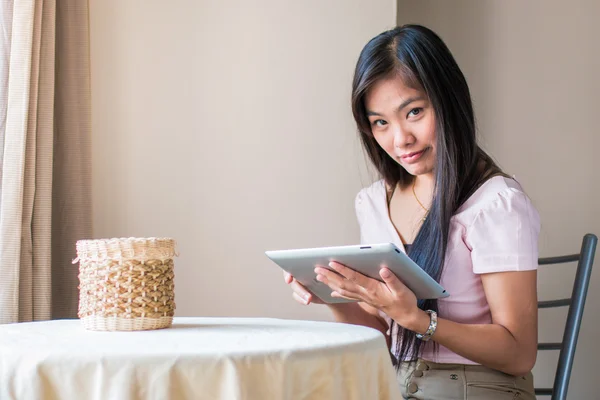 Aziatische mooie vrouwen spelen tabletten — Stockfoto