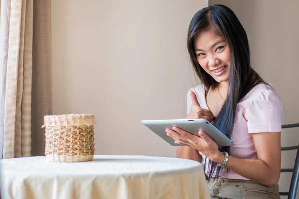 Aziatische mooie vrouwen spelen tabletten — Stockfoto