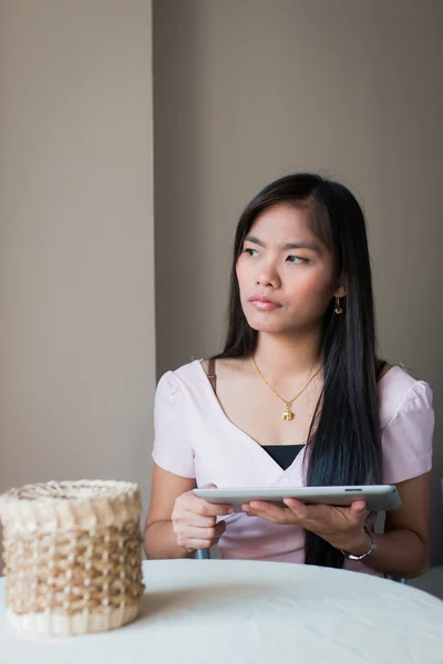 Asiatiska vackra kvinnor spelar tabletter — Stockfoto