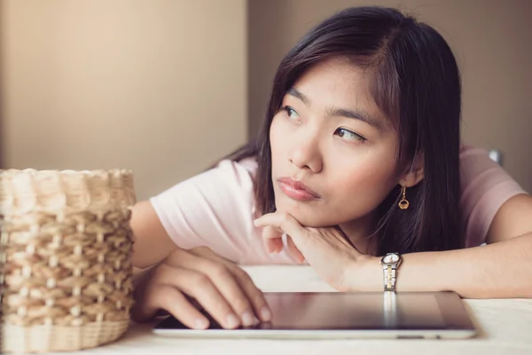Asiatische schöne Frauen, die Tablets spielen. sich defokussiert fühlen — Stockfoto