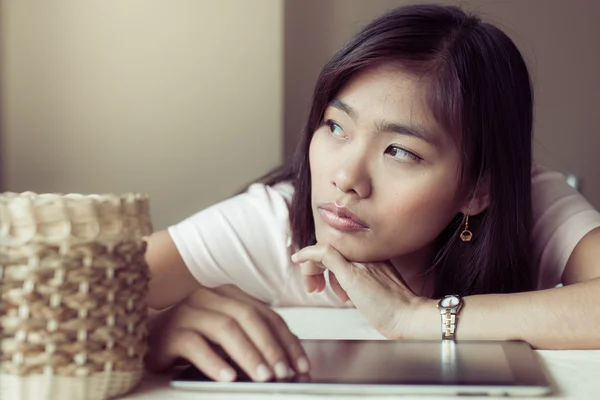 Aziatische mooie vrouwen spelen tabletten. voelen intreepupil — Stockfoto