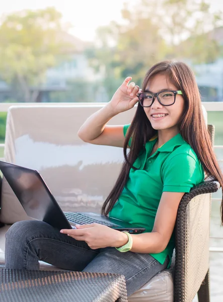 Bastante asiático femenino adolescentes uso tecnología para la comunicación — Foto de Stock