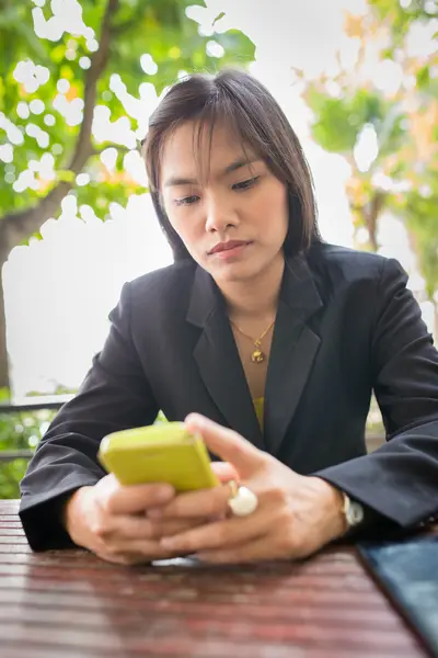 Schöne asiatische Geschäftsfrau mit Handy für die Kommunikation — Stockfoto