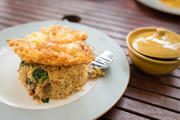 Arroz frito de res de albahaca cubierto con un huevo frito — Foto de Stock