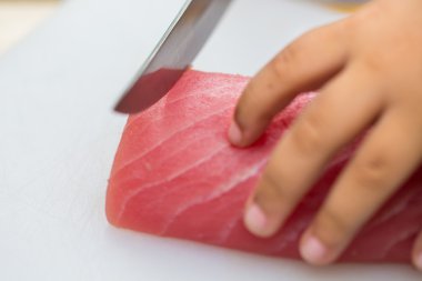 El dilimlenmiş suşi yapmak için balık