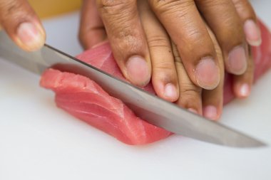 El dilimlenmiş suşi yapmak için balık