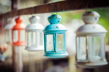 Renkli lambalar asılı