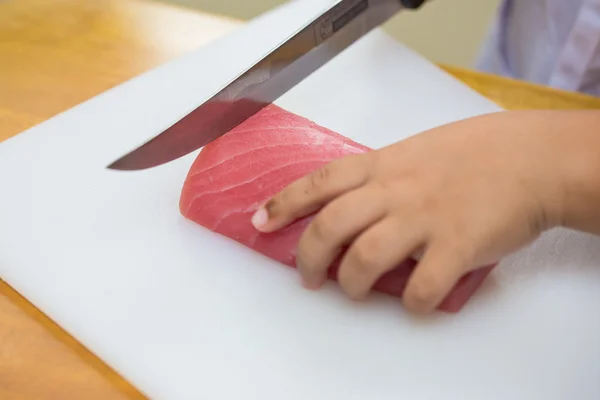 Hand was sliced fish to make sushi — Stock Photo, Image