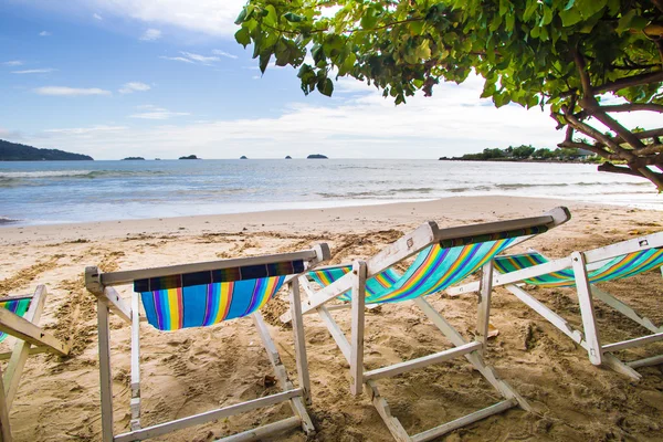 Sedie in legno riposano in spiaggia — Foto Stock