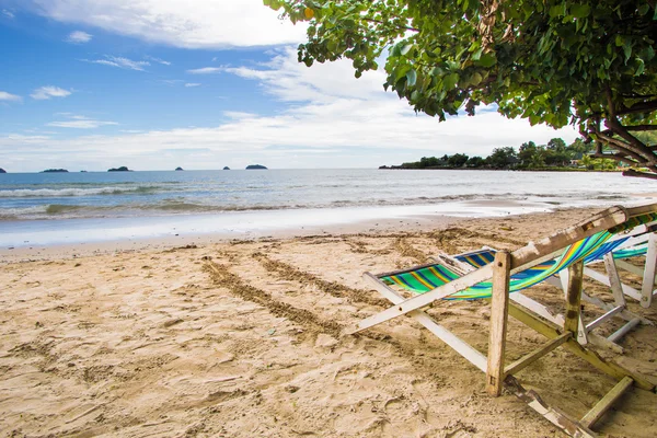 Sedie in legno riposano in spiaggia — Foto Stock