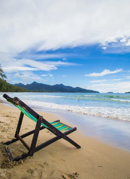 Sedie in legno riposano in spiaggia — Foto Stock
