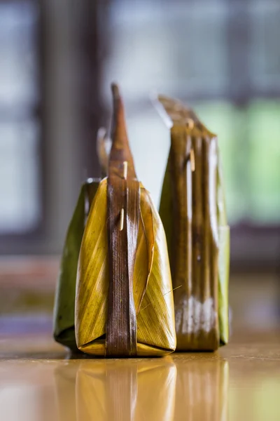 Bonbons enveloppés dans des feuilles de banane . — Photo