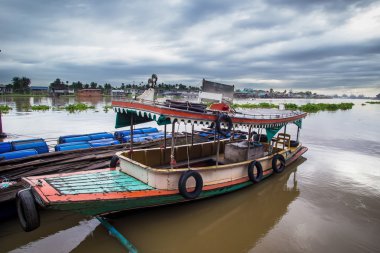 Kıyıdaki küçük tekne