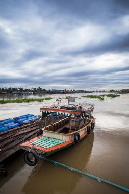 Kıyıdaki küçük tekne
