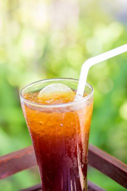 Limonlu çay yeşil zemin üzerine