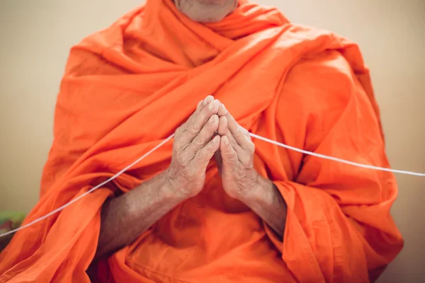 Mnich ruce k modlitbě — Stock fotografie
