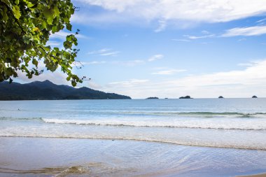 Mavi gökyüzü ve Deniz Manzaralı