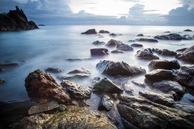Plaj kayalar dolu. Günbatımı
