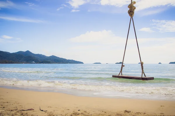 Sedie in legno riposano in spiaggia — Foto Stock