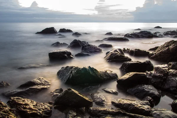 Strand met een heleboel rotsen. Zonsondergang — Stockfoto