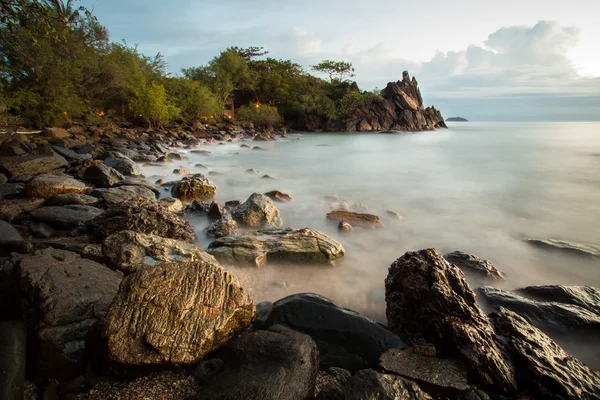 Strand met een heleboel rotsen — Stockfoto