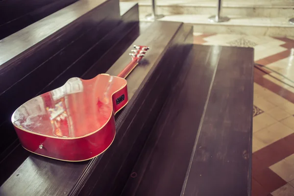 Гитара лежит на сиденье — стоковое фото