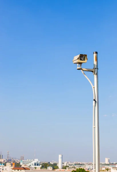 Камеры видеонаблюдения на небе — стоковое фото