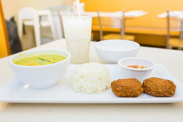 Arroz y curry y pastel de camarón — Foto de Stock