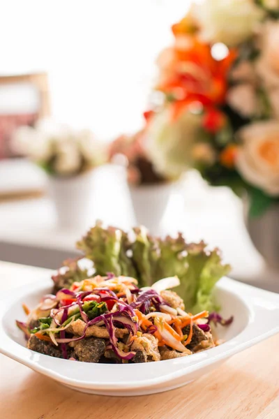 Salat mit Lachshaut — Stockfoto