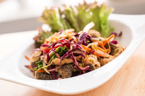 Salade van zalm huid — Stockfoto