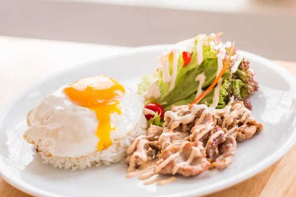 Cerdo frito sobre arroz con huevos —  Fotos de Stock