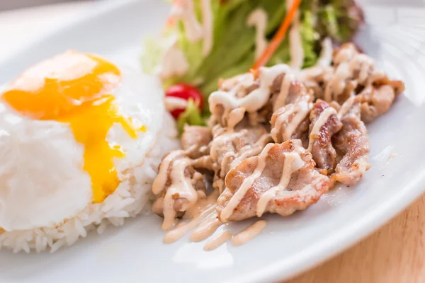 Cerdo frito sobre arroz con huevos — Foto de Stock