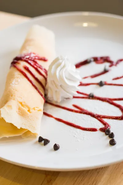 เครปและไอศกรีมราดซอสสตรอเบอร์รี่รสเบอร์รี่ — ภาพถ่ายสต็อก
