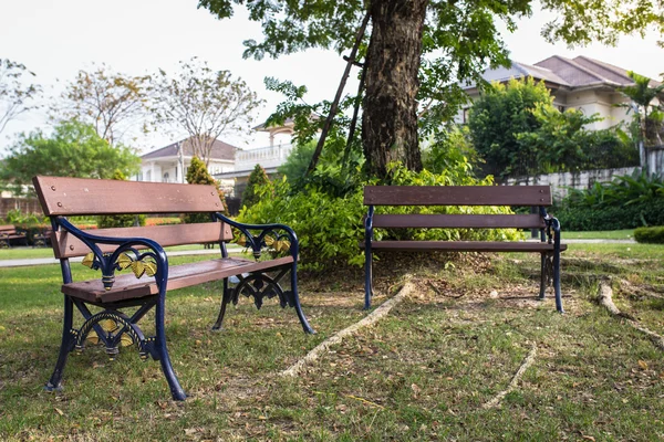 Holzstühle im Garten — Stockfoto