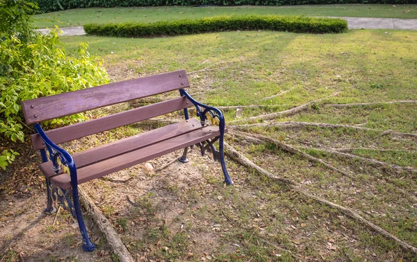 Houten stoelen in de tuin — Stockfoto