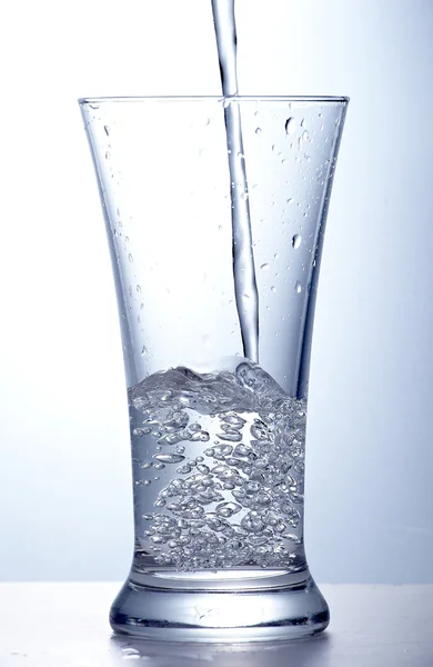 Sauberes Wasser in ein Glas gießen — Stockfoto