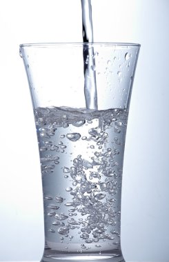 temiz su bir bardak içine dökün.