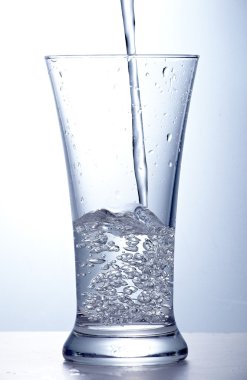 temiz su bir bardak içine dökün.