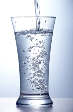 temiz su bir bardak içine dökün.