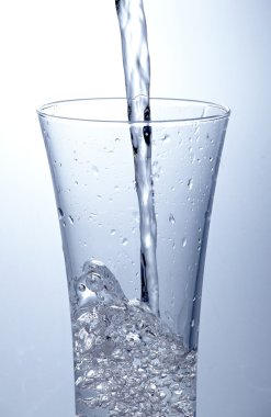 temiz su bir bardak içine dökün.