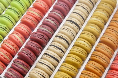 pembe tablo tepsisinde macarons