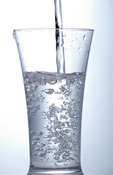 Sauberes Wasser in ein Glas gießen — Stockfoto