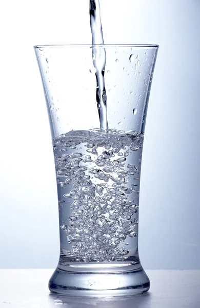 Sauberes Wasser in ein Glas gießen — Stockfoto