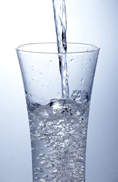 Sauberes Wasser in ein Glas gießen — Stockfoto